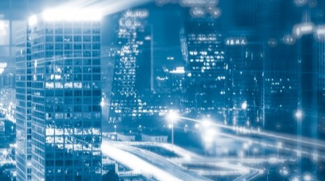 صورة تعبر عن التحول الرقمي في الشركات ودور السحابة والذكاء الاصطناعي في تحسين الكفاءة التشغيلية وفق رؤية السعودية 2030